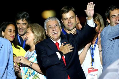 El presidente Sebastián Piñera festeja el triunfo electoral.