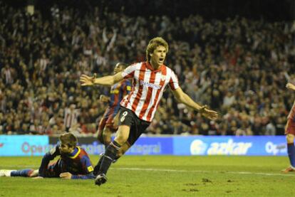 Fernando Llorente, con Piqué en el suelo, celebra el gol del empate del Athletic.