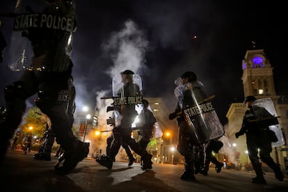 Policiais durante os protestos em Louisville (Kentucky).