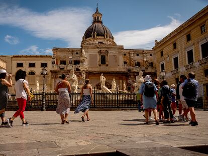 Un grupo de turistas en la plaza Pretoria en la ciudad de Palermo.