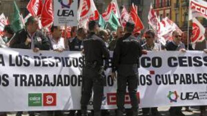 Varios efectivos de la policía ante una manifestación llevada a cabo para rechazar los 1.320 despidos que planeaba el Banco Ceiss. EFE/Archivo.