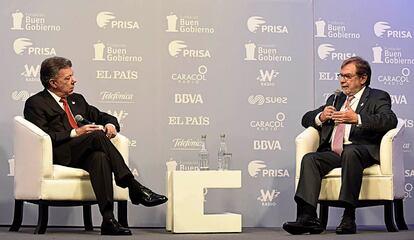 Juan Luis Cebrián, presidente del grupo Prisa, y el presidente de Colombia, Juan Manuel Santos, comparten impresiones en el foro 'Los beneficios de la paz en Colombia'. 