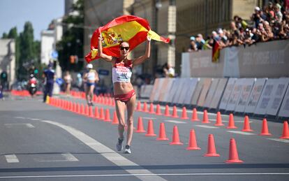 Raquel González cruza la línea de meta en segundo lugar. González, profesional desde 2013, cuando obtuvo el bronce en los 20 kilómetros marcha por equipos y la plata en los Juegos Mediterráneos, había conseguido la mayoría de sus éxitos en las disciplinas por equipos. Este martes en Múnich, la de Mataró, quinta en los Mundiales de Eugene (Estados Unidos) hace menos de un mes, ha logrado brillar en solitario y conseguir su mejor resultado individual hasta la fecha.