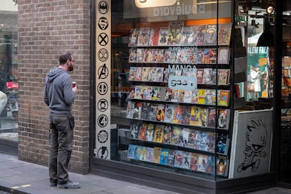 Un hombre observaba el escaparate de una tienda de cómics, en marzo en Londres.