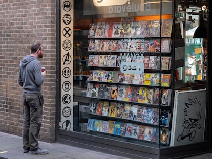 Un hombre observaba el escaparate de una tienda de cómics, en marzo en Londres.