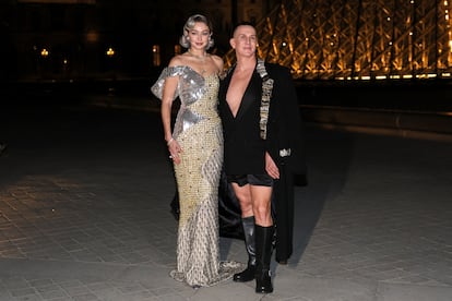 La Gran Cena de Gala tuvo lugar en el patio Marly, un espacio que antes estaba abierto y ahora está acristalado y en el que se exhiben esculturas clásicas francesas. No quiso perderse la celebración Gigi Hadid, que reapareció después de casi un año sin ser protagonista de este tipo de citas y posó junto al diseñador Jeremy Scott —quien desafió a las bajas temperaturas con su estilismo—. La última vez que la modelo se dejó ver en una alfombra roja fue en la gala del Met celebrada en mayo de 2024. Para la ocasión, lució un diseño de Moschino que combinaba tres vestidos diferentes.