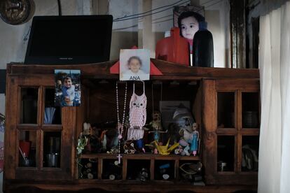 Una fotografía de Ana Fuentes en un altar que hizo su familia en el barrio Capilla del Señor en la Provincia de Buenos Aires, Argentina.