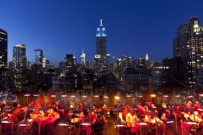 Terraza del restaurante 230 fith, con vistas al Empire State Building, en Manhattan (Nueva York).