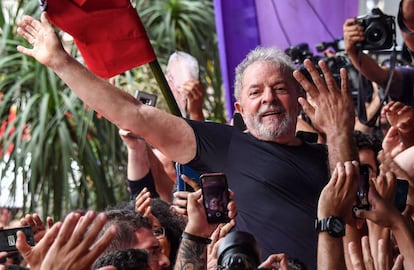 Ex-presidente Lula em São Bernardo um dia após a saída da prisão.