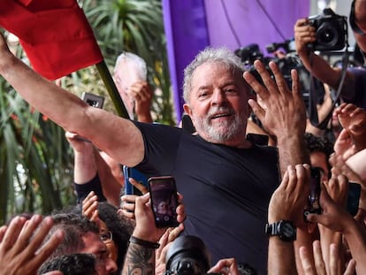 Ex-presidente Lula em São Bernardo um dia após a saída da prisão.