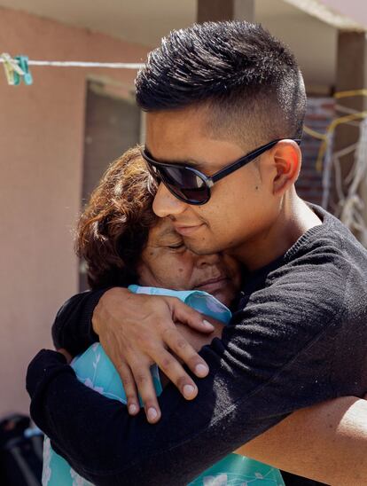 Eduardo abraza a su madre, María, afuera de su casa en el vecindario de El Florida en Tijuana, México. Eduardo fue diagnosticado con tuberculosis multirresistente y terminó su régimen de dos años de tratamiento el año pasado. Él ahora está completamente curado.