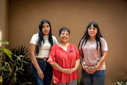 Ruth Verónica, Maricela Rodríguez y Cinthya Bazán, en la organización La Cana, en marzo en Ciudad de México.