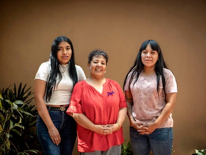 Ruth Verónica, Maricela Rodríguez y Cinthya Bazán, en la organización La Cana, en marzo en Ciudad de México.