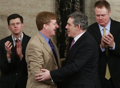 Gordown Brown estrecha la mano de Patrick Kennedy, hijo de Ted Kennedy.