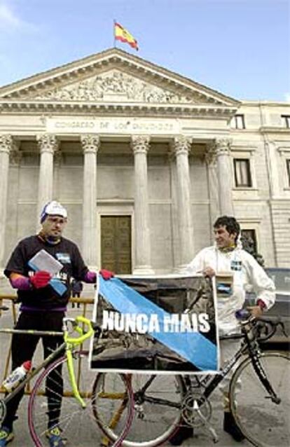 Dos ciclistas, ante el Congreso con las cartas que trasladaron desde Galicia.