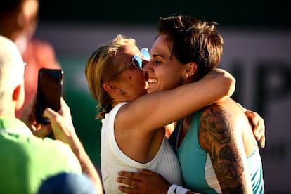 Bolsova se abraza con su madre tras vencer a Alexandrova en París.