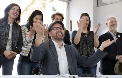 El candidato de Compostela Aberta a la alcaldía de Santiago, Martiño Noriega (c), valora en rueda de prensa los resultados de las elecciones locales, en las que Compostela Aberta fue la fuerza más votada y obtuvo 10 concejales.