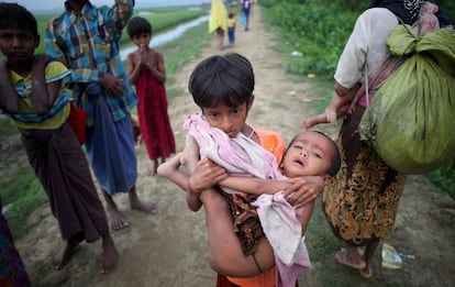 El mes pasado, las autoridades bangladesíes anunciaron que construirán un campo de refugiados con capacidad para 800.000 personas para poder acomodar al flujo de rohingyas que siguen cruzando la frontera.