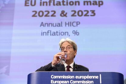 European Commissioner for the Economy Paolo Gentiloni drinks water as he addresses media representatives during a press conference on Autumn 2022 Economic Forecast at EU headquarters in Brussels on November 11, 2022. - The EU warned on November 11, 2022 the eurozone was set to fall into recession this winter as Brussels hiked inflation forecasts for 2022 and 2023 on the back of high energy prices. (Photo by Kenzo TRIBOUILLARD / AFP)