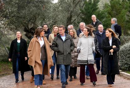 El presidente del Partido Popular, Alberto Núñez Feijóo, con miembros de su dirección en el marco de unas jornadas de trabajo celebradas en Toledo durante dos días y que terminan hoy, en una imagen del partido.