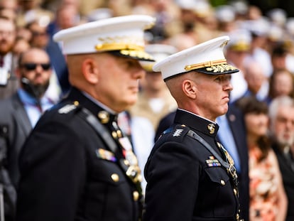 Eric Smith (derecha) en la ceremonia de renuncia del comandante David Berger (izquierda) el 10 de julio 2023.