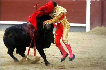 Javier Valverde sufrió una voltereta en su primer toro y fue atendido en la enfermería de dos puntazos y diversas contusiones.