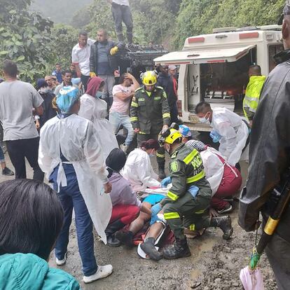 Police help the rescue operations of a bus that was buried after a landslide due to heavy rains in Pueblo Rico, Colombia December 4, 2022. Colombia National Police/Handout via REUTERS ATTENTION EDITORS - THIS IMAGE HAS BEEN SUPPLIED BY A THIRD PARTY. NO RESALES. NO ARCHIVES. MANDATORY CREDIT