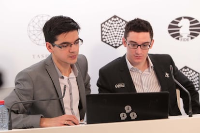 Anish Giri y Fabiano Caruana durante la rueda de prensa posterior al empate entre ambos