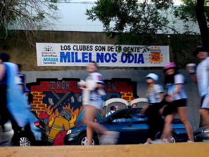 Aficionados de fútbol caminan hacia el estadio de la Bombonera antes del comienzo de un partido en Buenos Aires, Argentina, en noviembre de 2023.