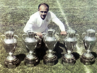 El jugador del Real Madrid Alfredo Di Stéfano posa con las cinco Copas de Europa consecutivas que ganó el equipo entre los año 1956 y 1960.