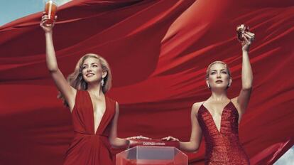 Fotografía facilitada por Campari de la actriz Kate Hudson que se convierte en candidata a la presidencia de Estados Unidos en el nuevo calendario de la marca.