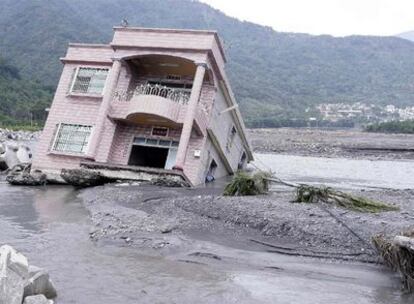 Una casa se hunde en un río de la localidad de Gaushu, al sur de Taiwan, tras el paso del Morakot.