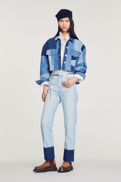 Con patrón 'crop', diseño desenfadado y un aire 'rock'. Así es la reinvención de la clásica chaqueta denim que propone Sandro, una compra con la que inyectar un extra de tendencia a tu fondo de armario. 325€