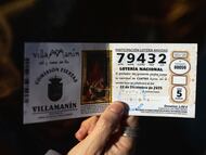 26/12/2036Vecinos de Villamanín esperan en la calle el comienzo de la reunión.