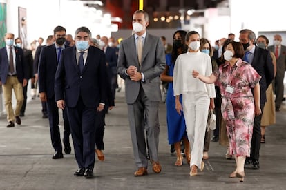 Los reyes Felipe y Letizia, junto a la directora de ARCO, Maribel López, y el ministro de Cultura, José Manuel Rodríguez, asistieron este jueves a la inauguración oficial de la 40 edición de ARCO, la feria de arte contemporáneo más importante de España, que ha trasladado su celebración al verano debido a la pandemia, y que cerrará sus puertas el 11 de julio.