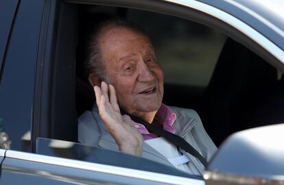 Juan Carlos I abandona la clínica en agosto de 2019, tras ser intervenido.