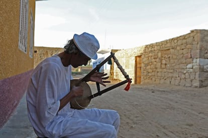 A man plays music on a traditional musical instrument in the Nubian village of Adindan near Aswan, south of Egypt, September 30, 2015. For half a century, Egypt's Nubians have patiently lobbied the government in Cairo for a return to their homelands on the banks of the Nile, desperate to reclaim territory their ancestors first cultivated 3,000 years ago. Yet all their efforts to gain political influence have brought next to nothing. In Egypt's incoming parliament, which will be finalised after a second round of voting on Sunday, the Nubians will hold just one of 568 elected seats. Picture taken September 30, 2015. REUTERS/Mohamed Abd El Ghany