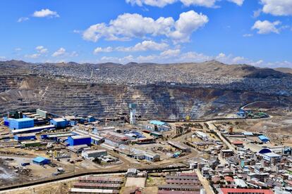 Vista, desde la punta del Centro Poblado de Paragsha, de la ciudad de Cerro de Pasco, con el tajo abierto para los trabajos mineros.