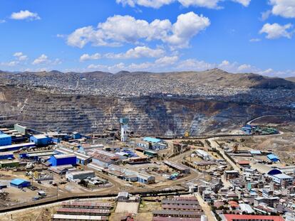 Vista, desde la punta del Centro Poblado de Paragsha, de la ciudad de Cerro de Pasco, con el tajo abierto para los trabajos mineros.