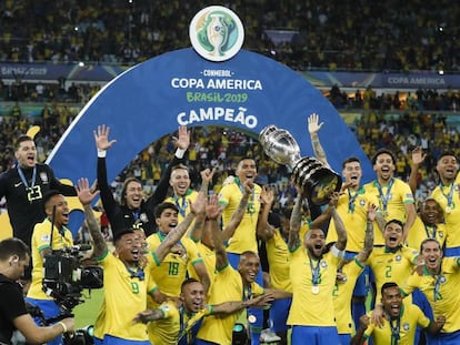 Daniel Alves ergue a taça de campeão da Copa América.