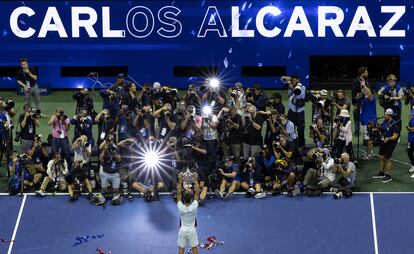 El tenista murciano ha vencido en un disputado partido al noruego Casper Ruud (6-4, 2-6, 7-6 y 6-3). En la imagen, Alcaraz alza el trofeo mientras es fotografiado tras ganar la final.