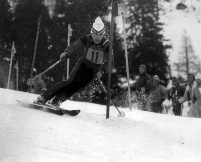 Francisco 'Paquito' Fernández Ochoa en uno de sus espectaculares descensos. Ochoa, una de las figuras míticas del esquí español, consiguió la medalla de oro en la prueba de eslalon de los Juegos de Invierno de Sapporo (Japón) 1972.