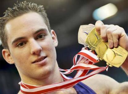 Christian Bazán posa con sus cuatro medallas