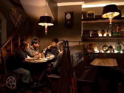 Comensales en un local del barrio de Lastarria, en el centro de Santiago.