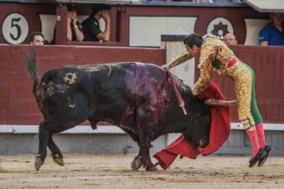 Volapié de Emilio de Justo en Las Ventas con el nuevo modelo de espada.