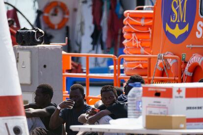 Migrantes, en el puerto de Los Cristianos este domingo. 