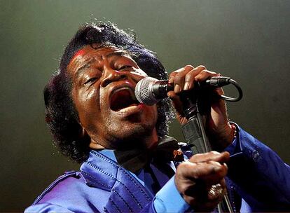 La leyenda norteamericana del <i>soul</i>, James Brown -en la imagen, durante un concierto en Riga en julio de 2006-, ha muerto a los 73 años de edad.