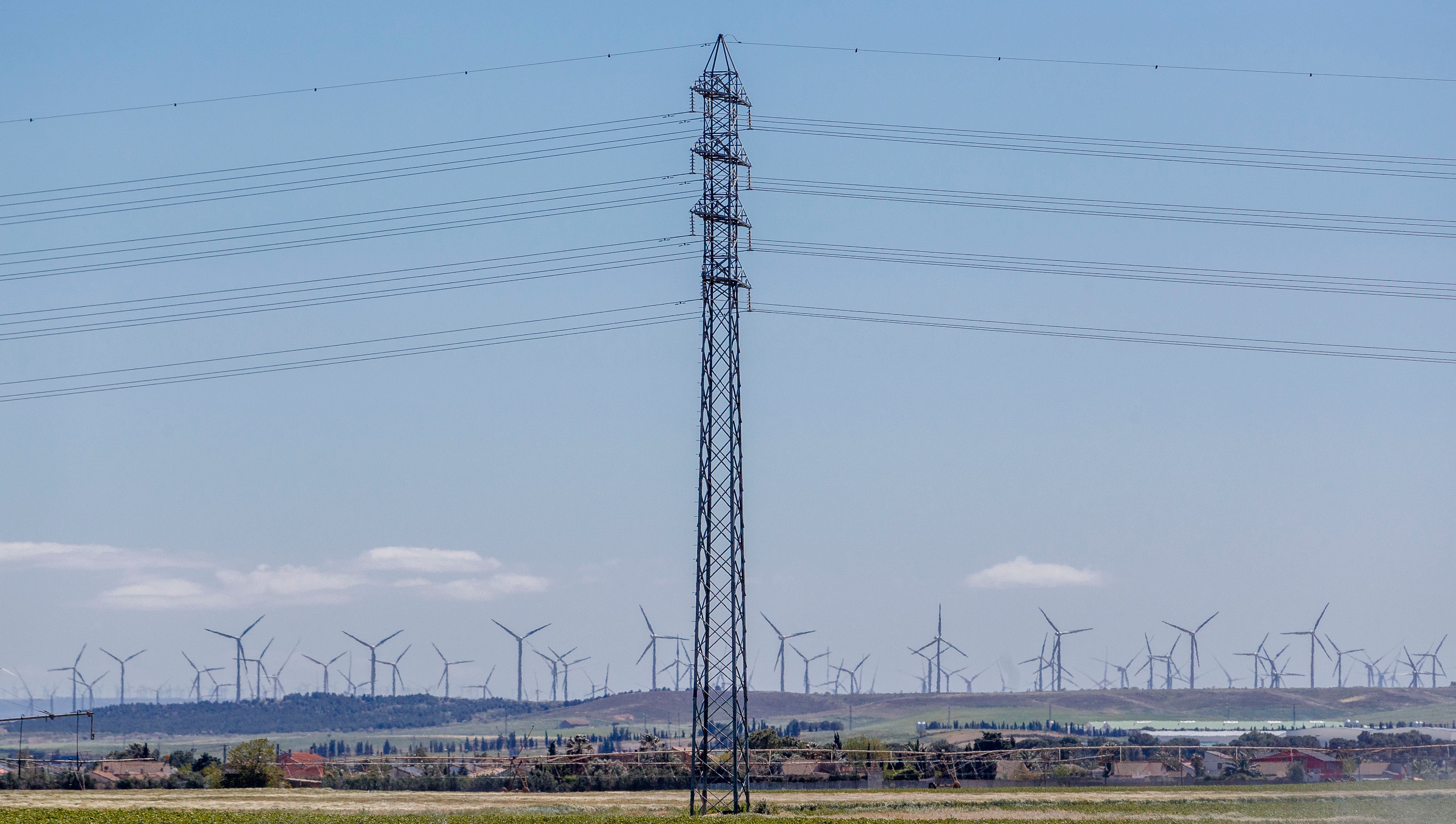 El precio de la luz se hunde este domingo a 0,18 euros con 10 horas en negativo