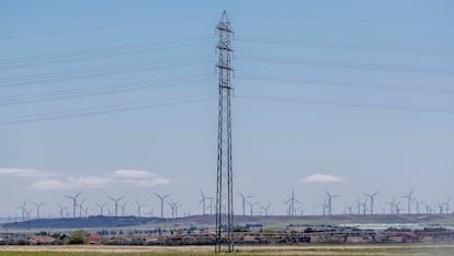 Varios generadores eólicos afectados por el cierzo en Zaragoza.