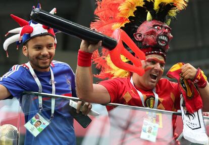 Aficionados belgas y franceses animan antes del inicio del partido en San Petersburgo (Francia).